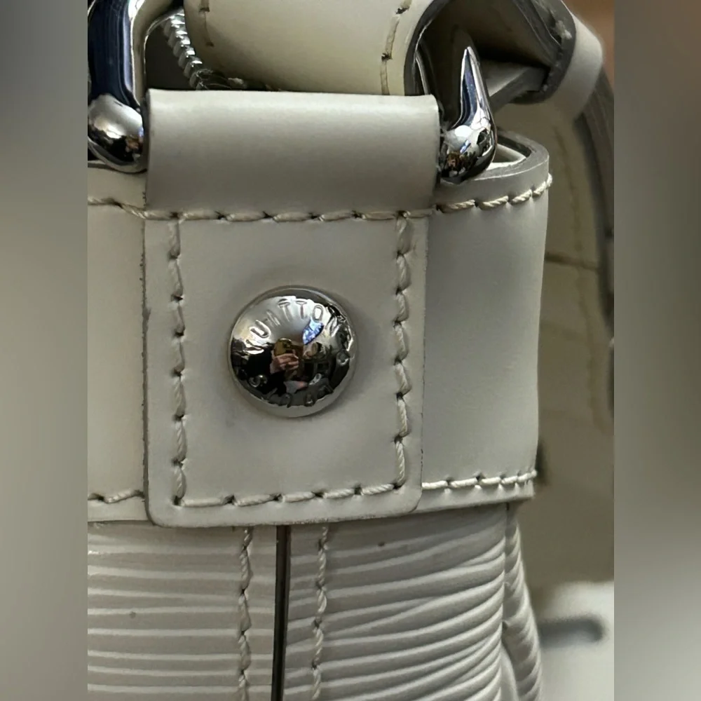 SOLD This is a gorgeous, authentic Louis Vuitton. Feel free to send offers. - Picture 7 of 16
